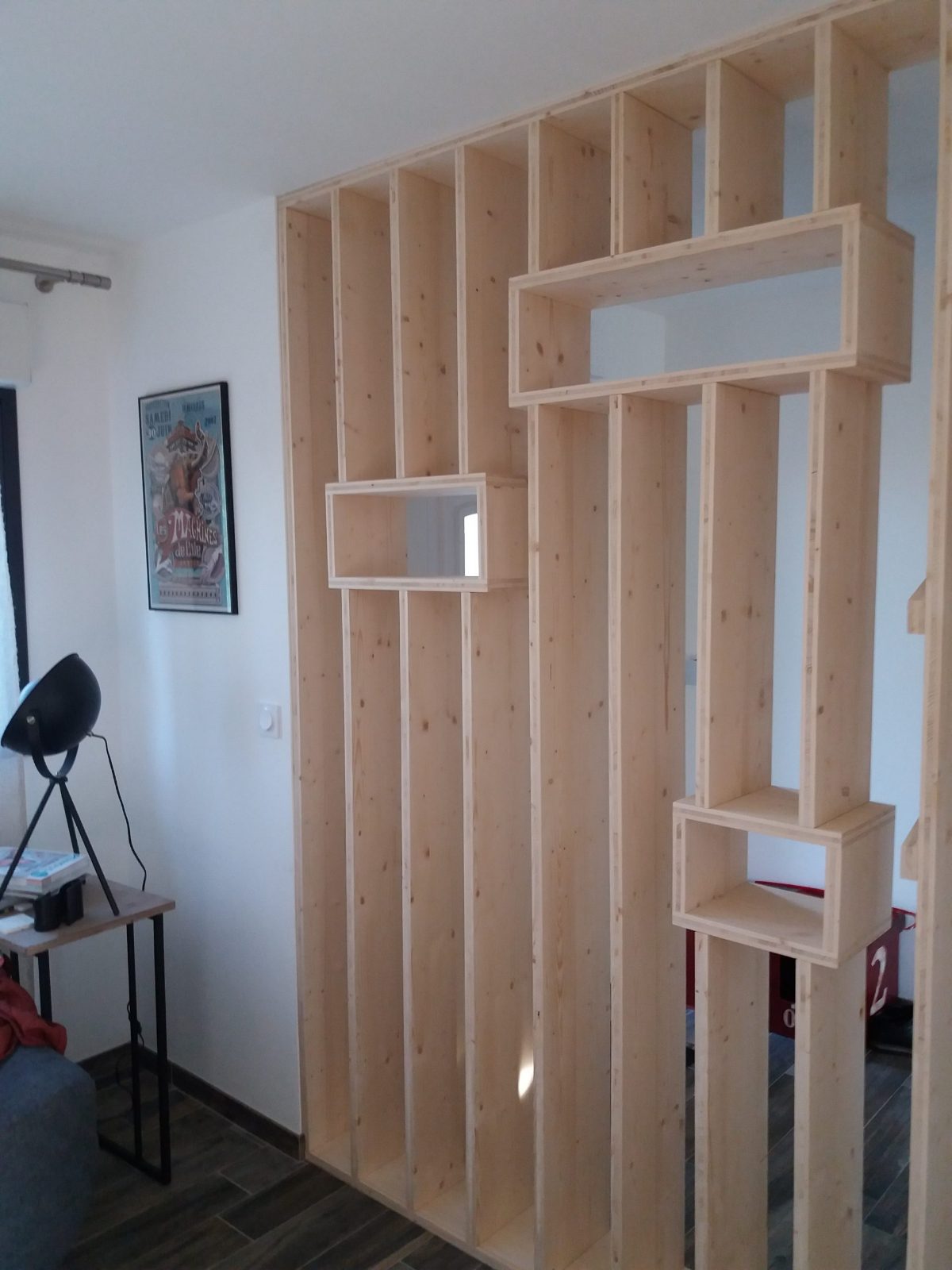 Agencement intérieur avec rangement en bois sur mesure