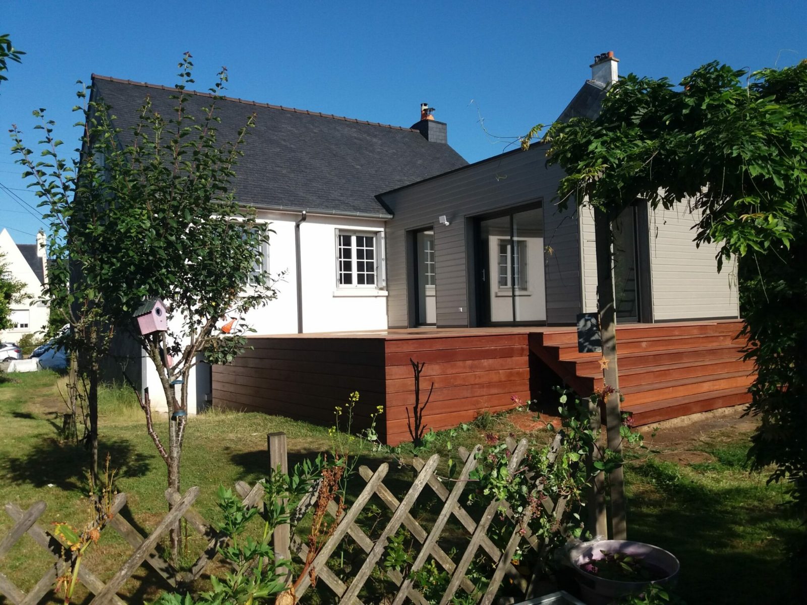 Terrasse en bois prolongeant une maison contemporaine, réalisation 15n Menuiserie